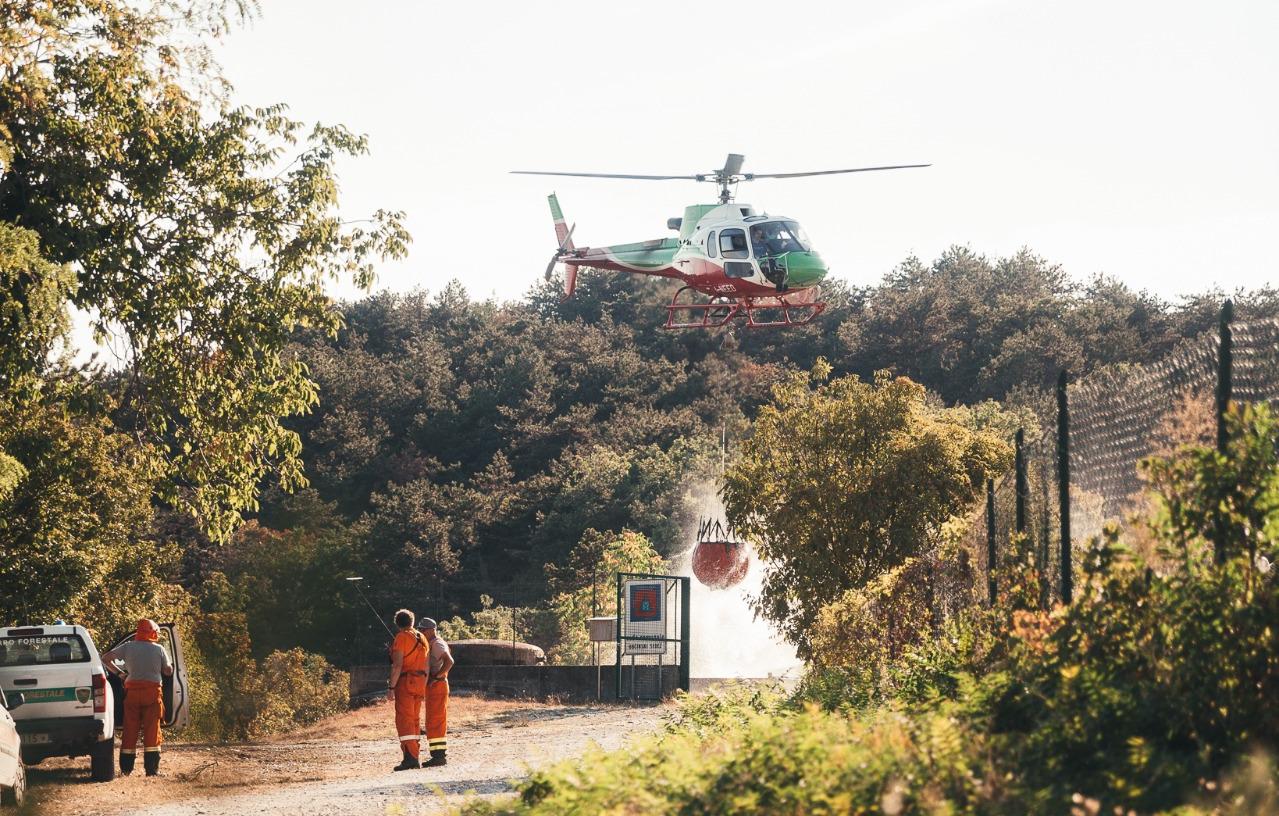 Incendio sul Brestovec sotto controllo, strada del Vallone ancora chiusa